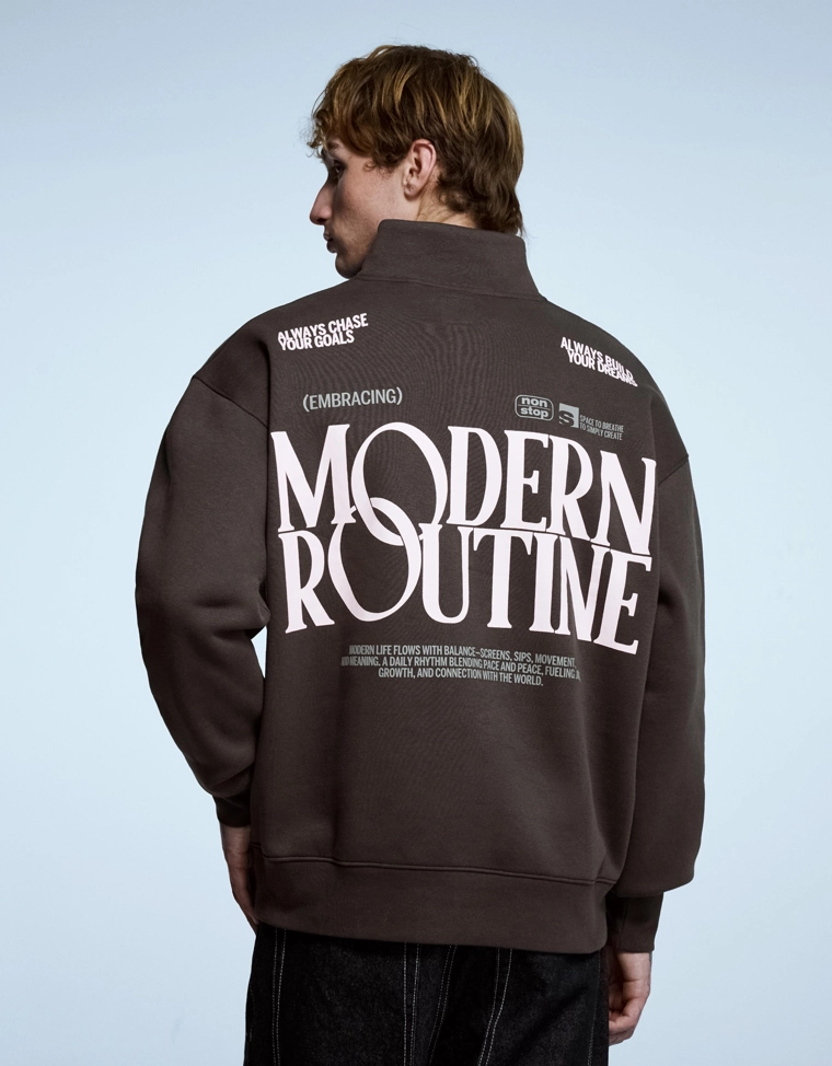 Толстовка на молнии с принтом на воротнике