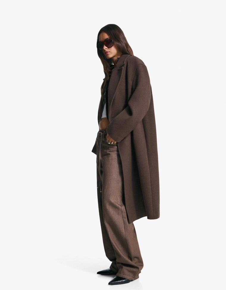 Удлиненное пальто со спущенными плечевыми швами