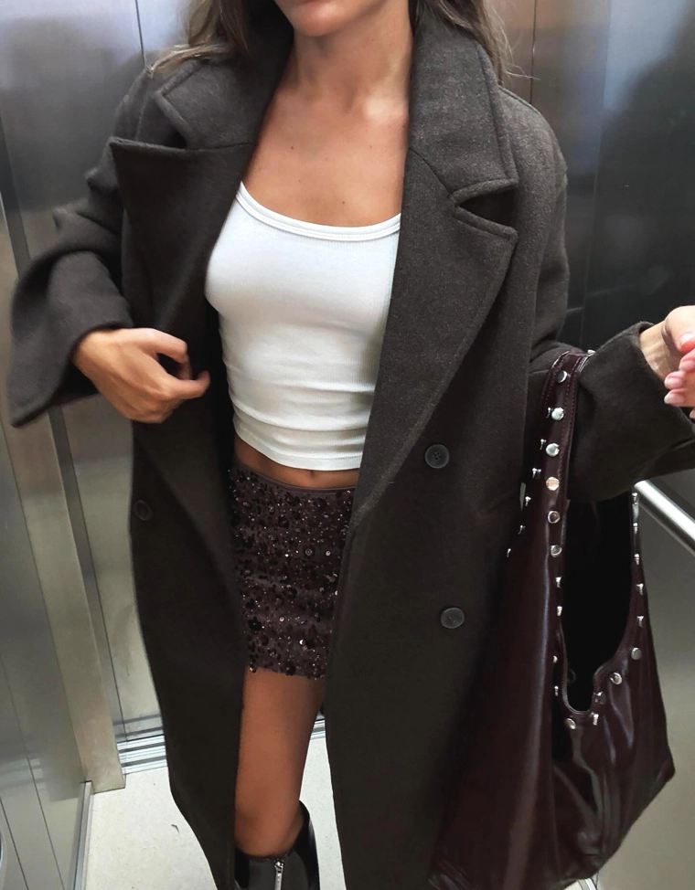 Удлиненное пальто со спущенными плечевыми швами