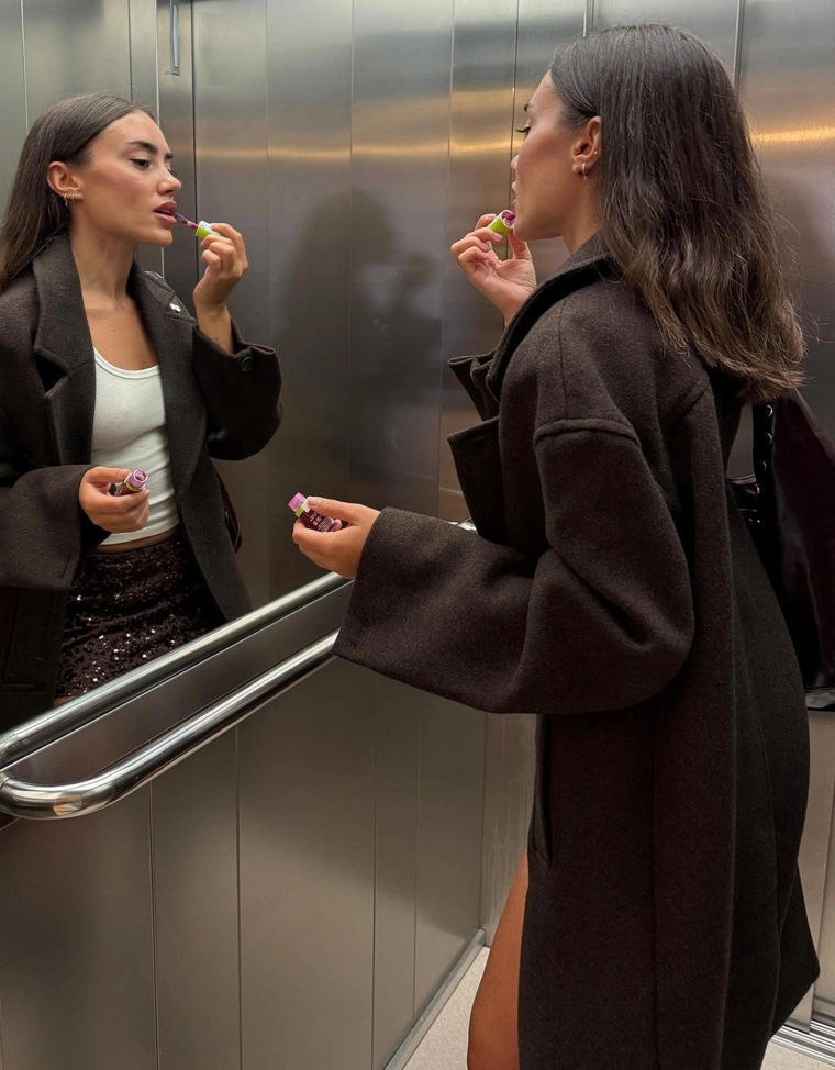 Удлиненное пальто со спущенными плечевыми швами