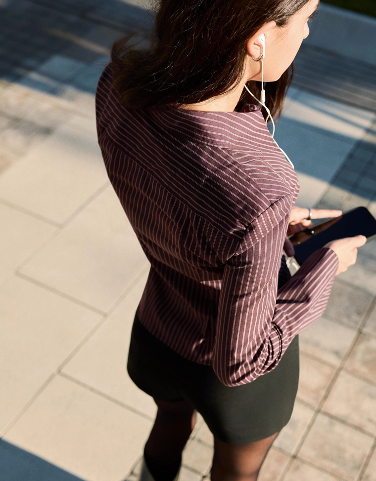 Рубашка облегающего кроя с расклешенными рукавами