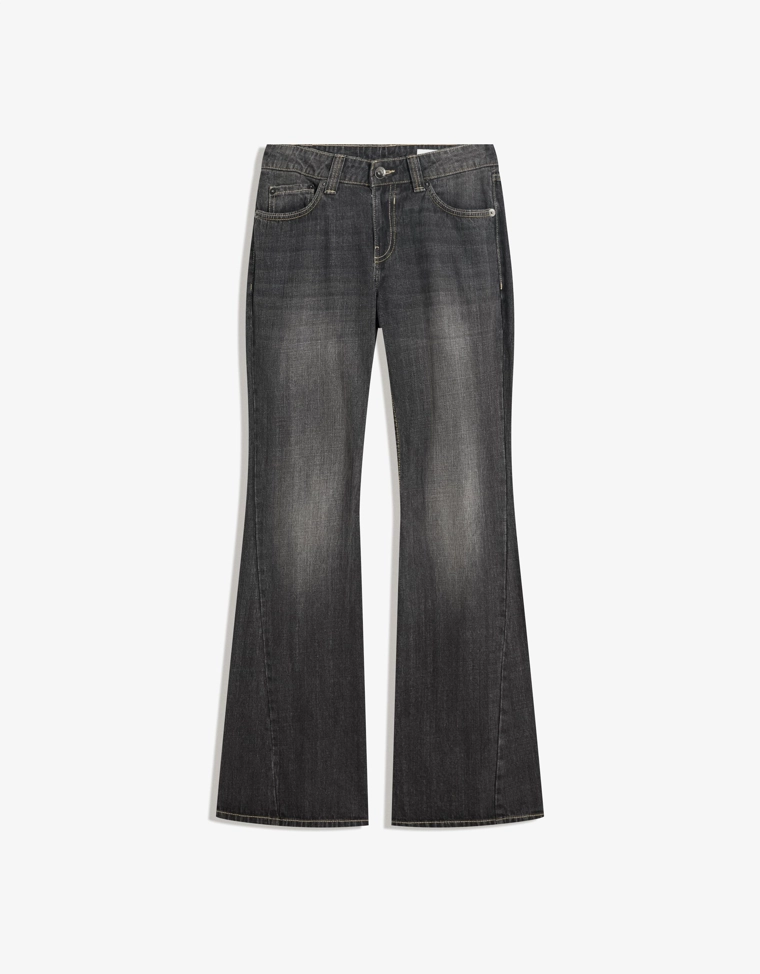 Расклешенные джинсы свободного кроя