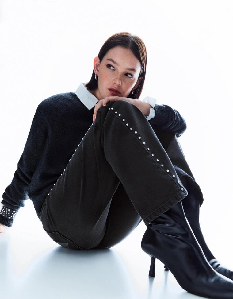 Джинсы свободного кроя с заклепками, карманами и звездами