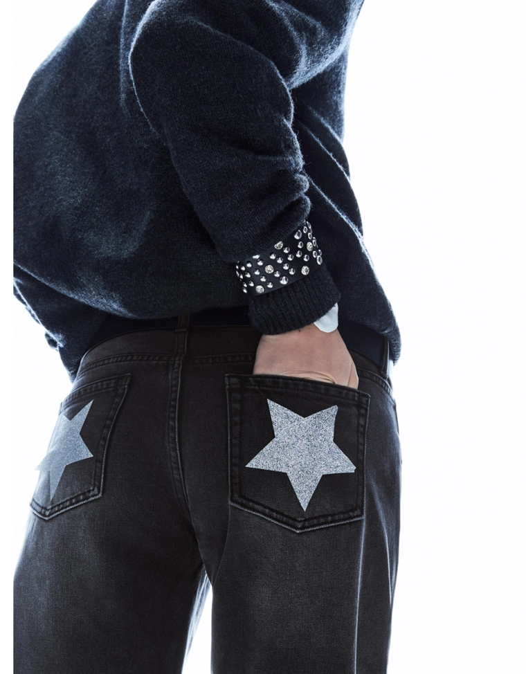 Джинсы свободного кроя с заклепками, карманами и звездами