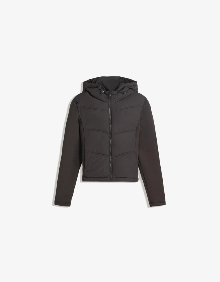 Комбинированная стеганая куртка из плотной синтетической ткани