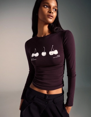 Футболка с длинными рукавами, принтом и сборками- Заказать в России