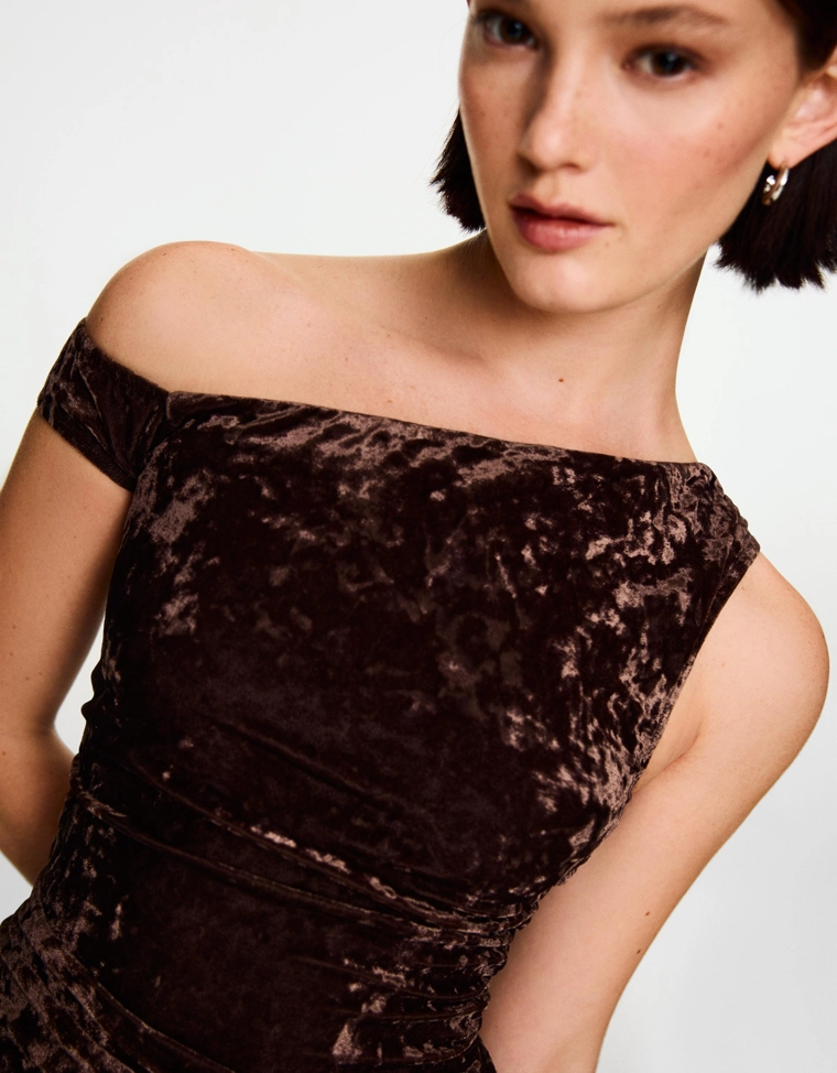 Футболка асимметричного кроя с эффектом бархата