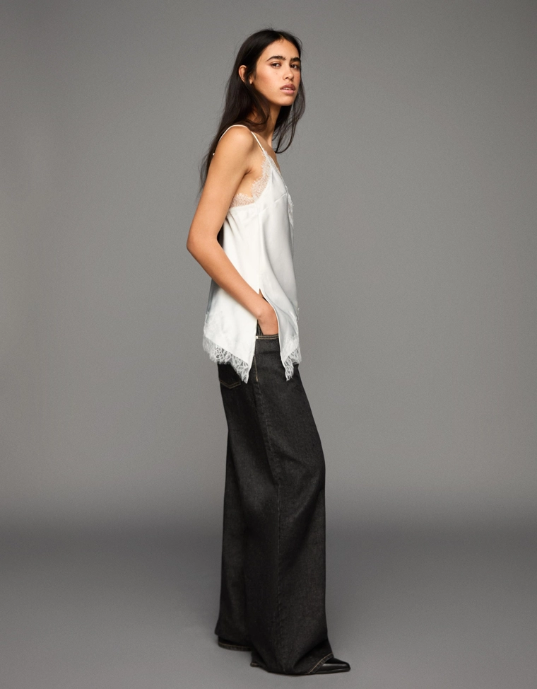 Топ на бретелях из сатина с асимметричным кружевом