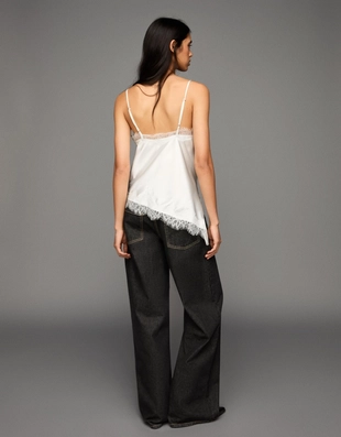 Топ на бретелях из сатина с асимметричным кружевом- Заказать в России