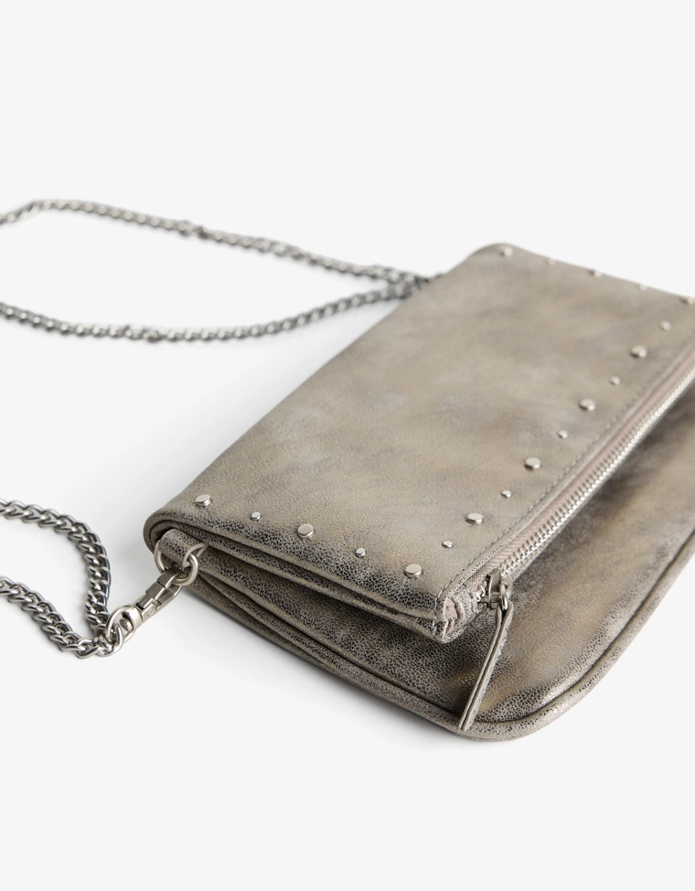 Сумка с клапаном на молнии и заклепками