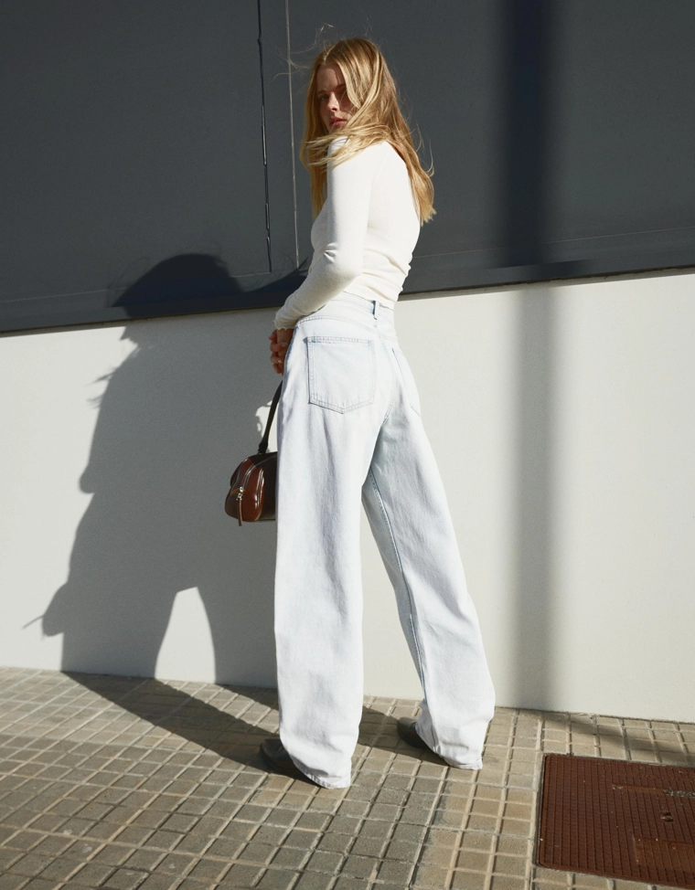 Джинсы barrel с широкими штанинами