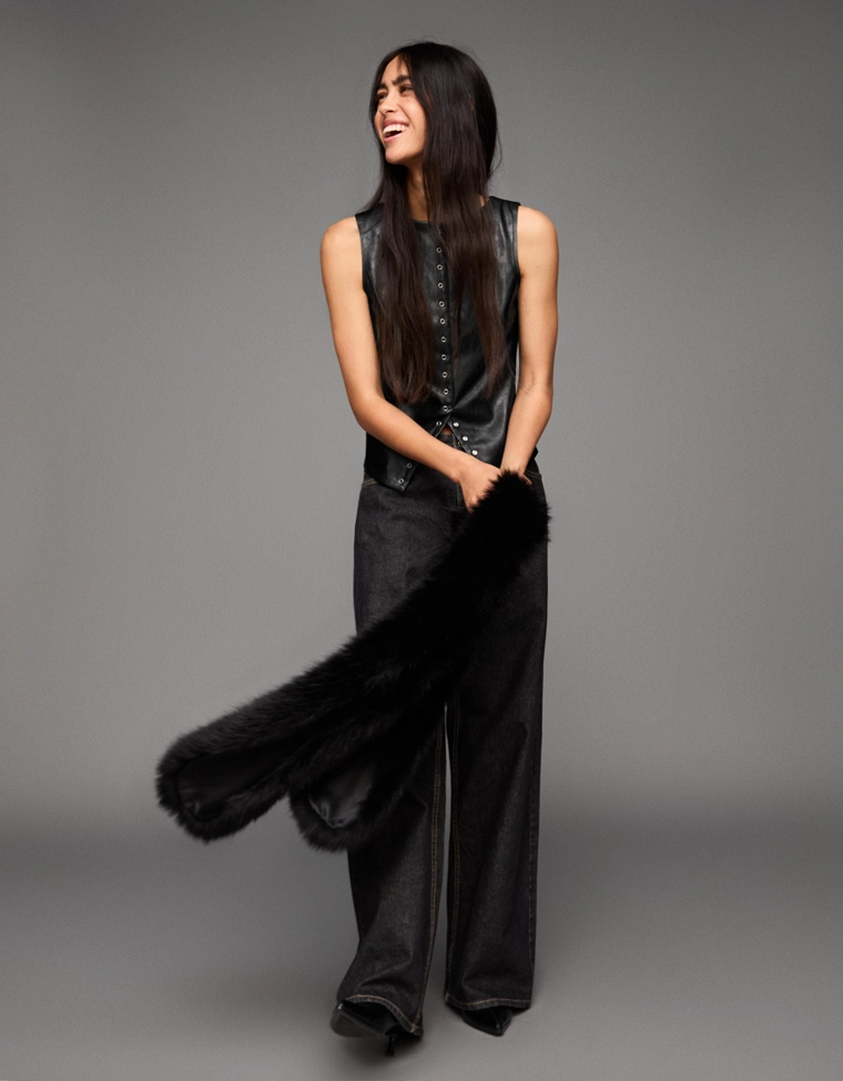 Топ из искусственной кожи с заклепками