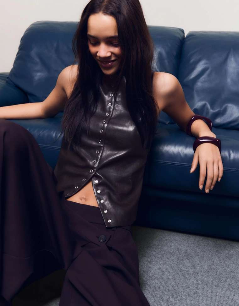 Топ из искусственной кожи с заклепками