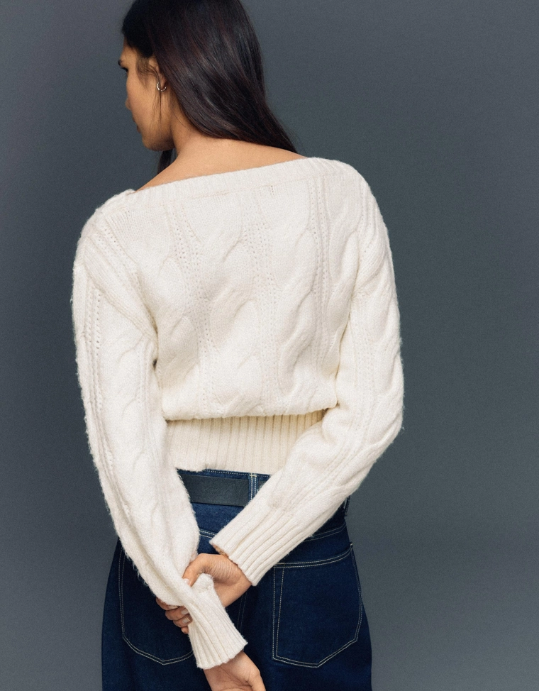 Свитер с вырезом «лодочка» и узором «косы»