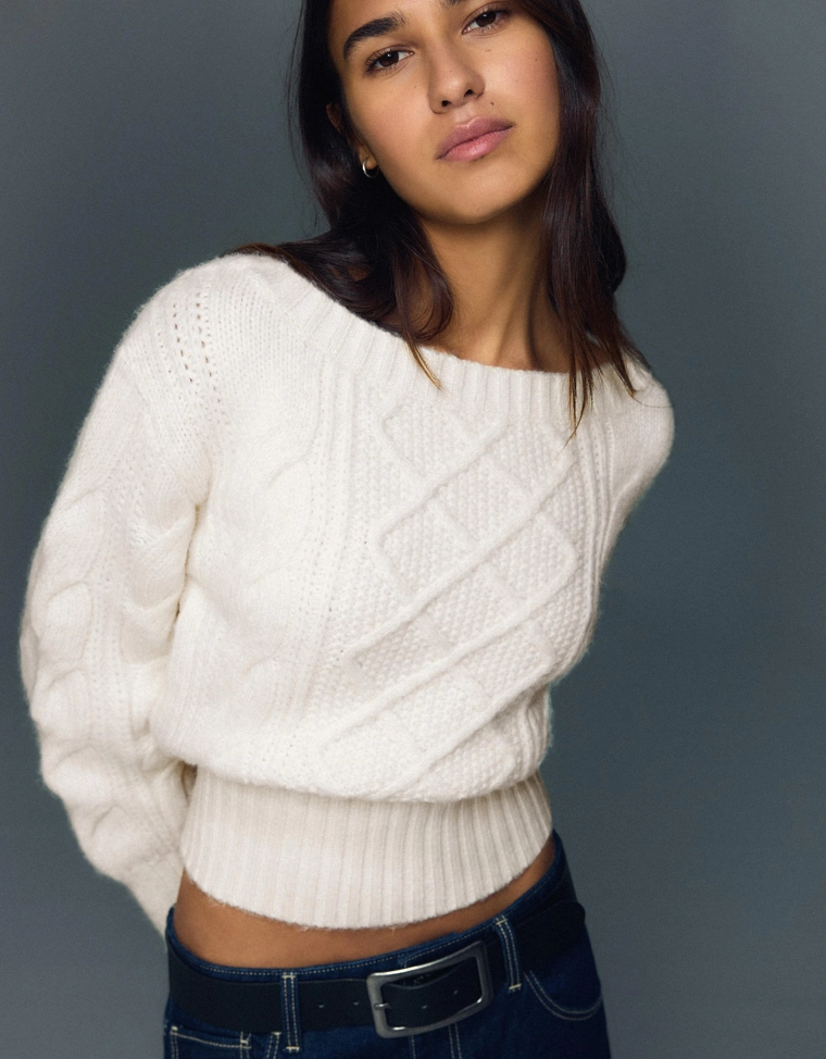 Свитер с вырезом «лодочка» и узором «косы»