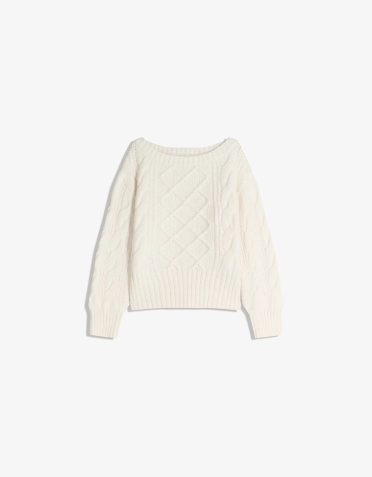 Свитер с вырезом «лодочка» и узором «косы»