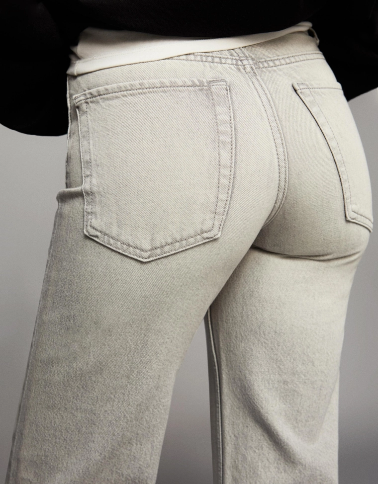 Джинсы прямого кроя с широкими штанинами