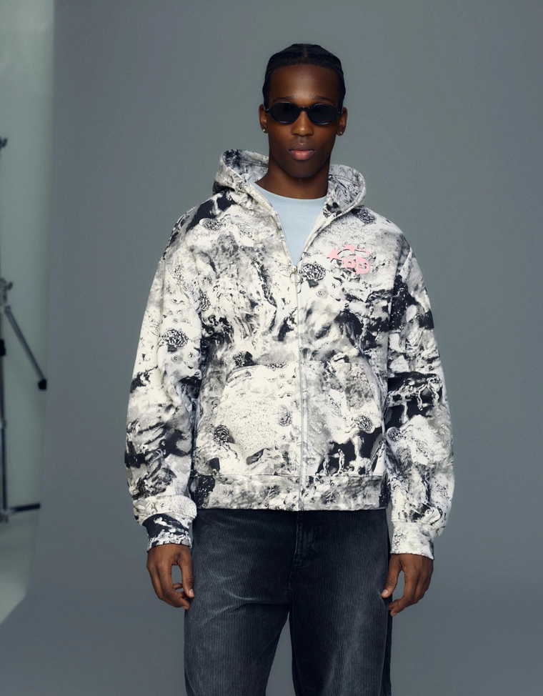 Укороченная куртка с капюшоном и принтом