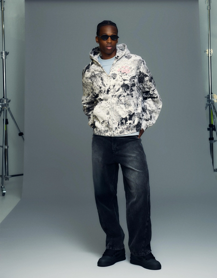 Укороченная куртка с капюшоном и принтом