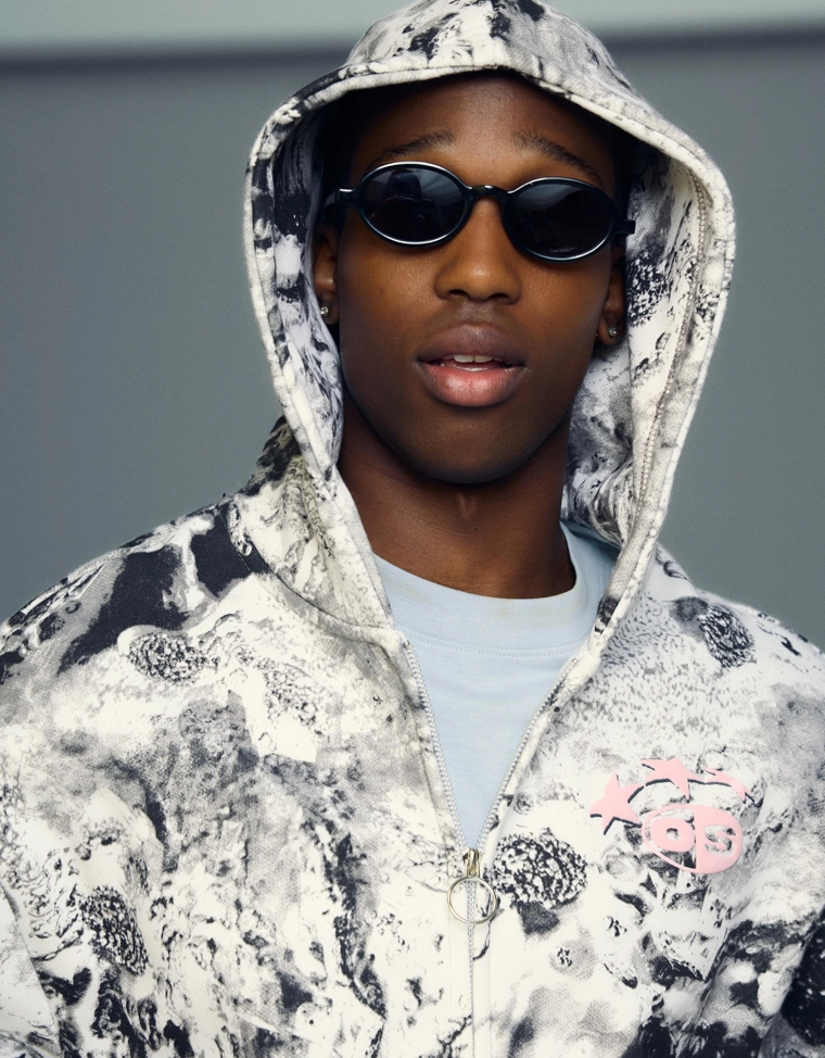 Укороченная куртка с капюшоном и принтом