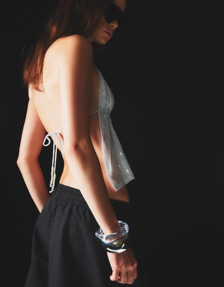 Топ с горловиной халтер с пайетками