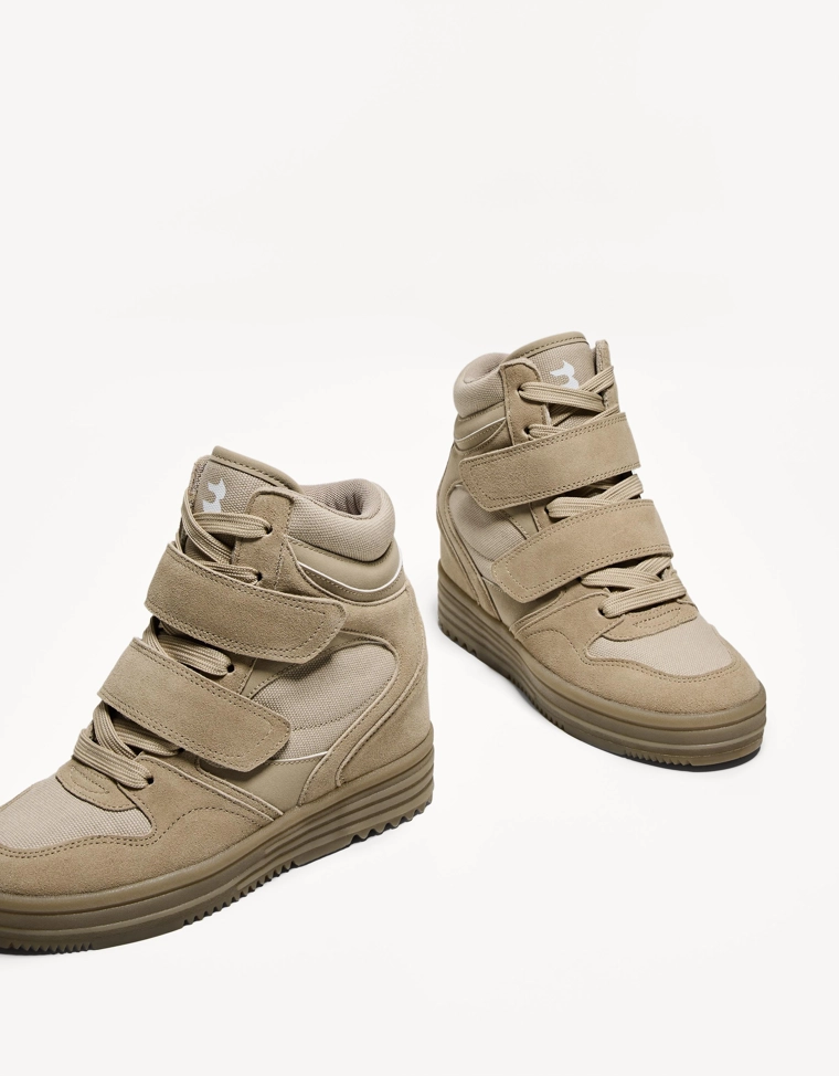 Высокие кроссовки на танкетке