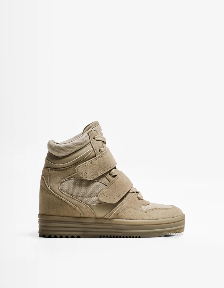 Высокие кроссовки на танкетке