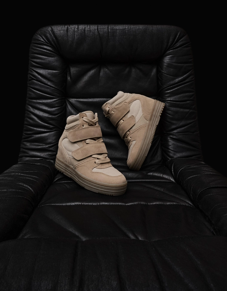 Высокие кроссовки на танкетке