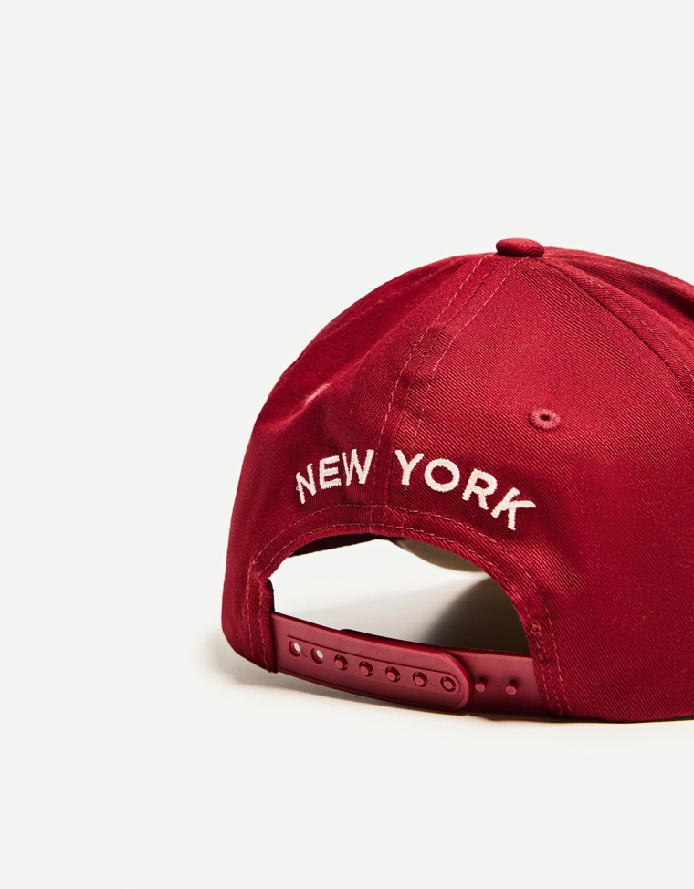 Бейсболка с вышивкой bershka