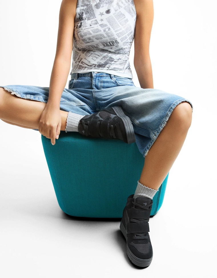 Высокие кроссовки на танкетке