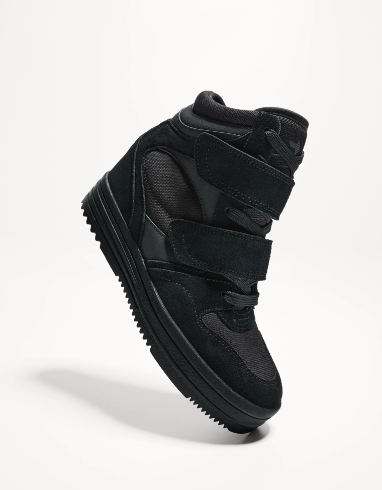 Высокие кроссовки на танкетке