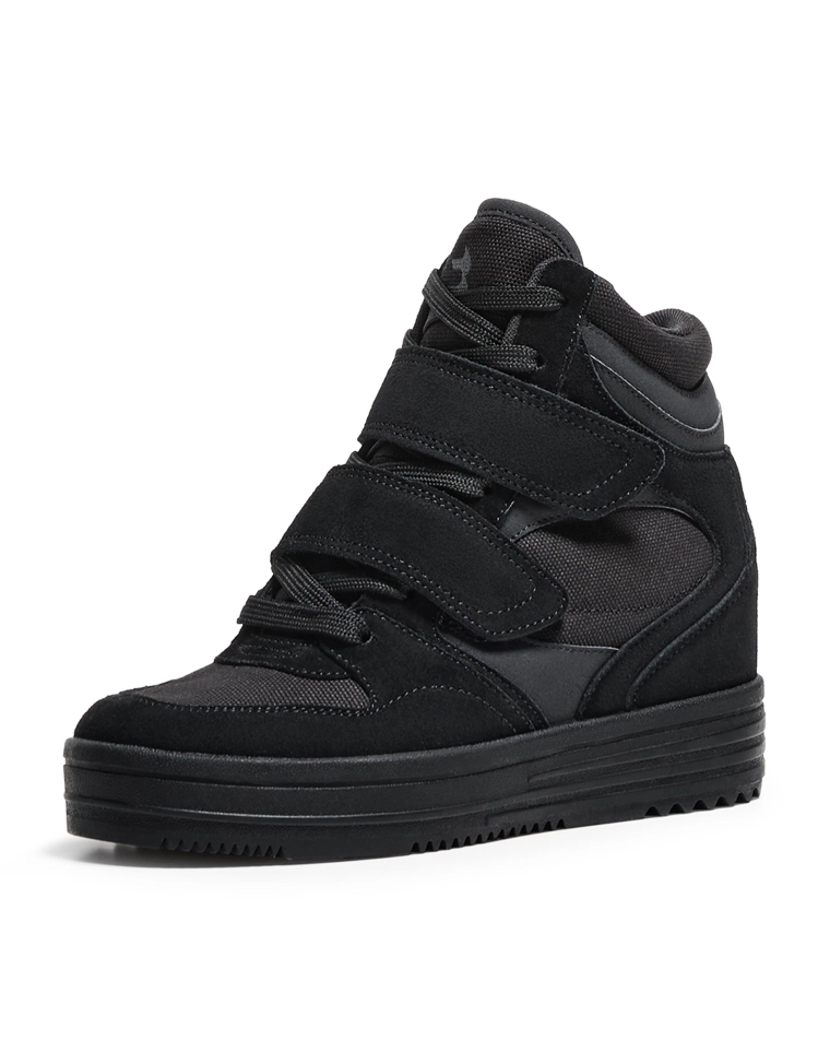 Высокие кроссовки на танкетке