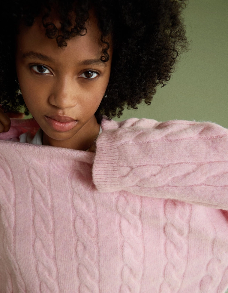 Свитер с узором косы