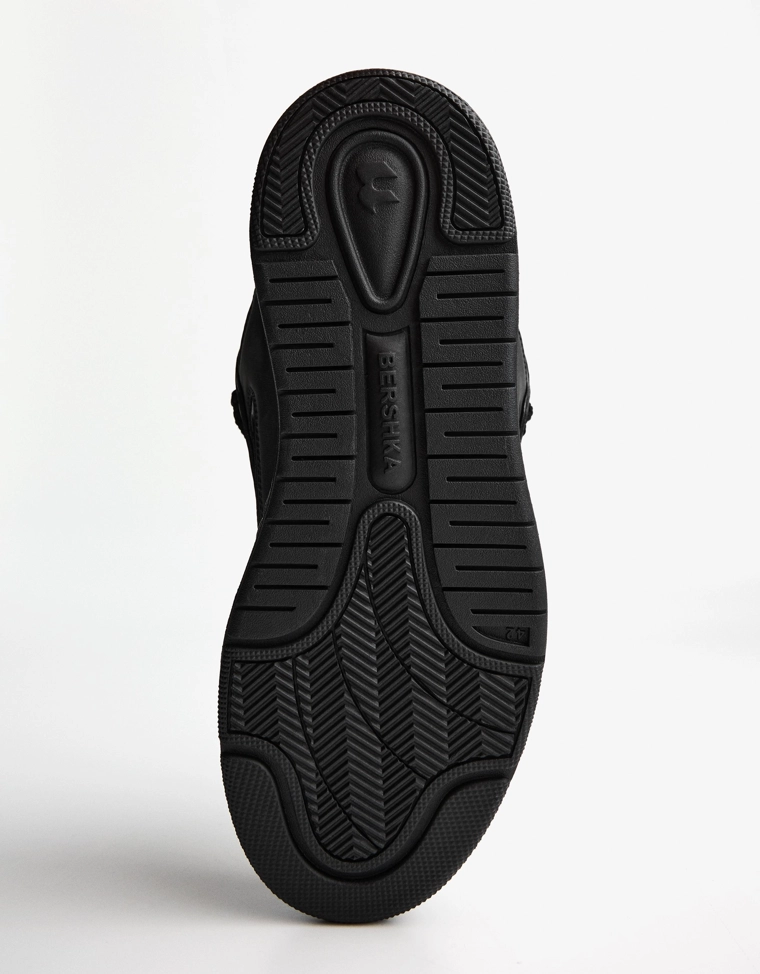 Объемные кроссовки в скейтерском стиле