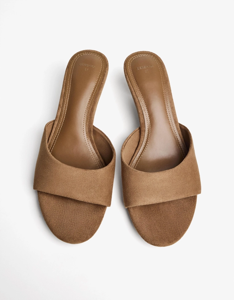 Босоножки-мюли на низком тонком каблуке