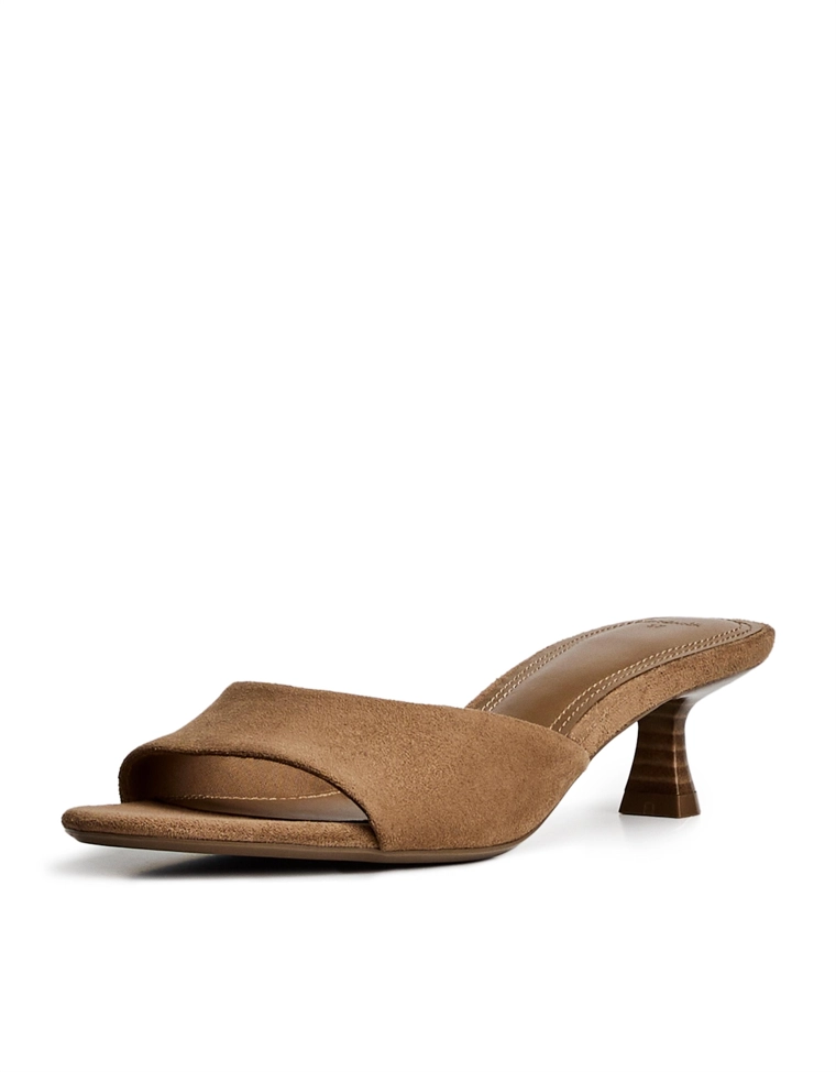 Босоножки-мюли на низком тонком каблуке