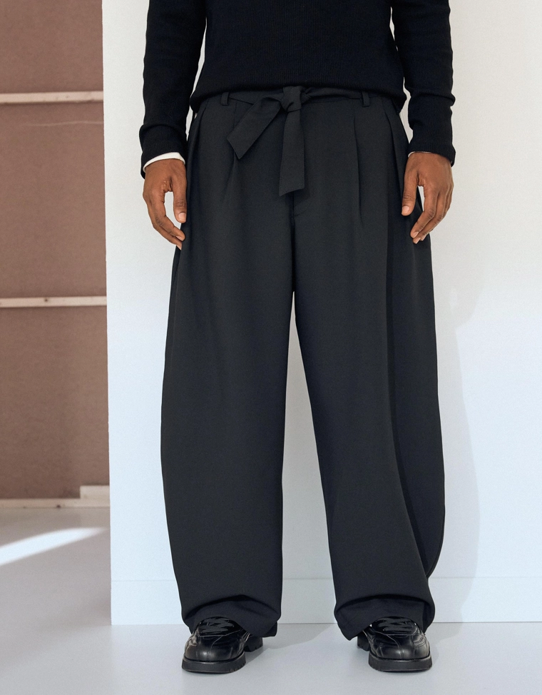 Брюки-баллоны приталенного кроя с ремнем