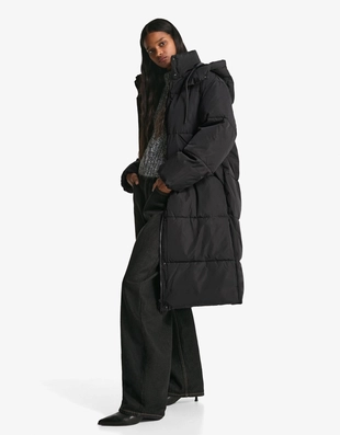 Длинный пуховик из водоотталкивающей ткани с капюшоном- Заказать в России