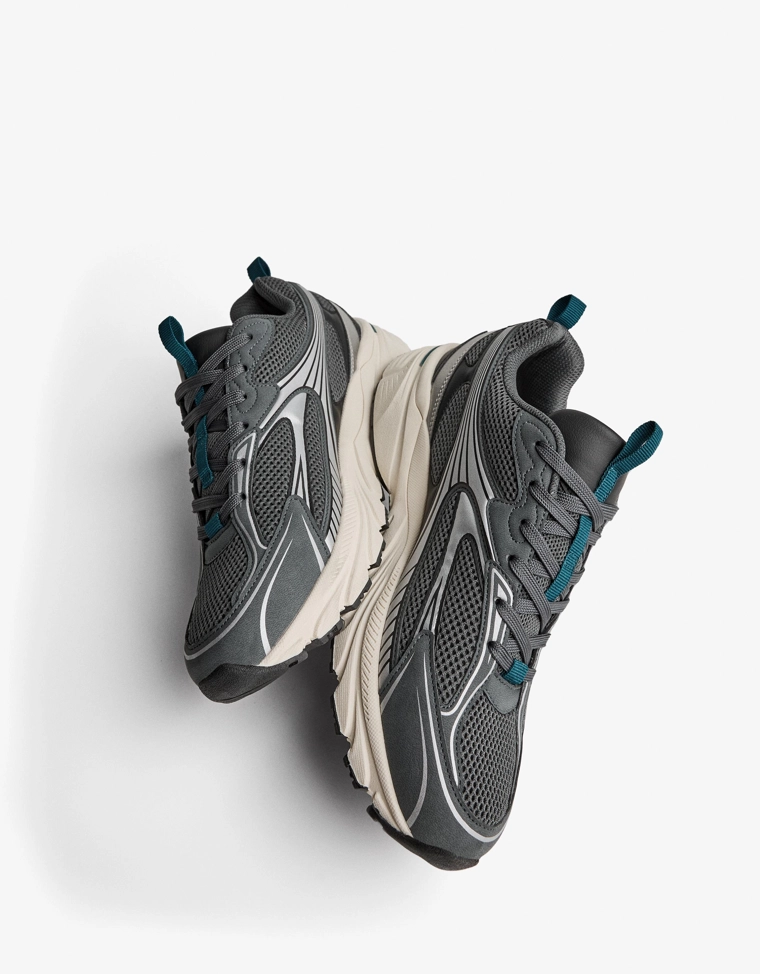 Мульти-пара кроссовок