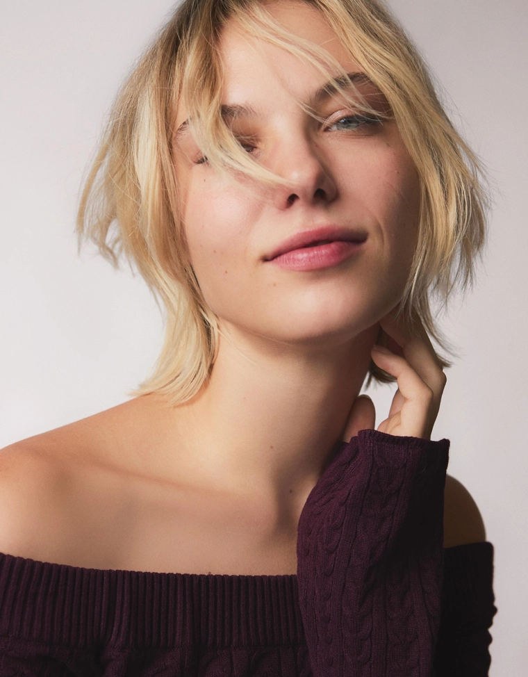 Свитер с открытыми плечами и плетеным узором