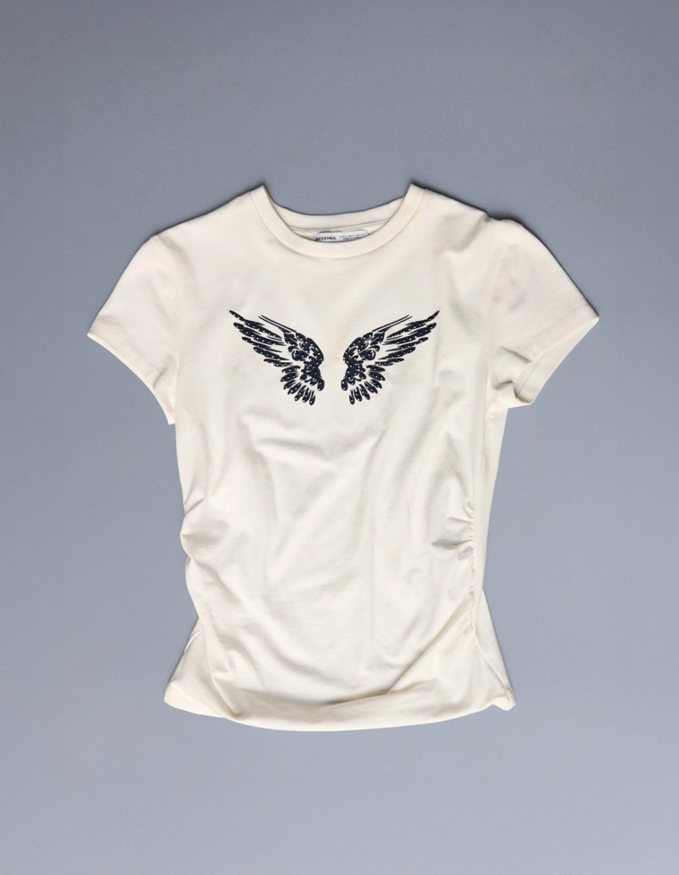 Футболка с принтом из заклепок