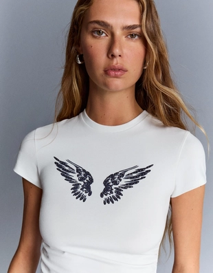 Футболка с принтом из заклепок- Заказать в России