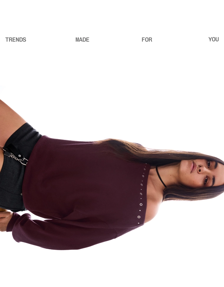 Свитер с заклепками