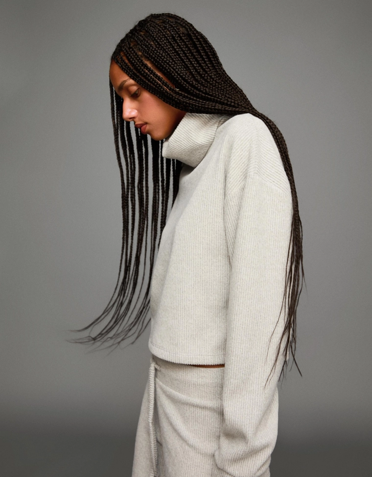 Свитер в рубчик с высоким воротником