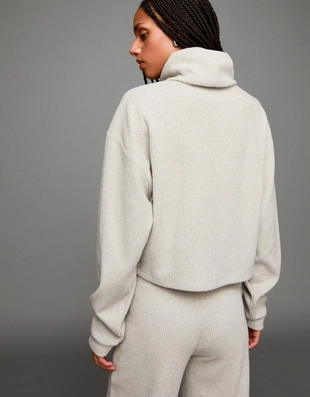 Свитер в рубчик с высоким воротником- Заказать в России