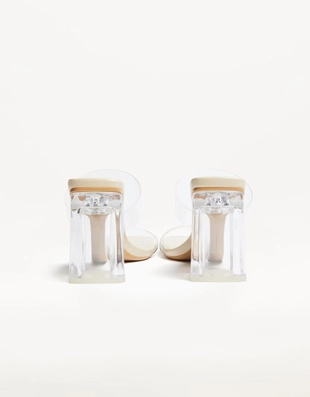 Босоножки на каблуке с виниловыми ремешками- Заказать в России