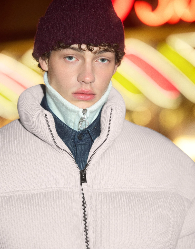 Пуховик с объемным вязаным узором