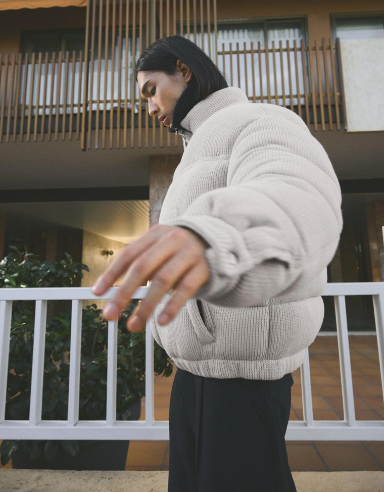 Пуховик с объемным вязаным узором