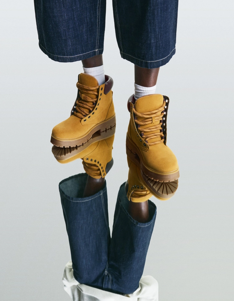 Ботинки с объемной мягкой деталью