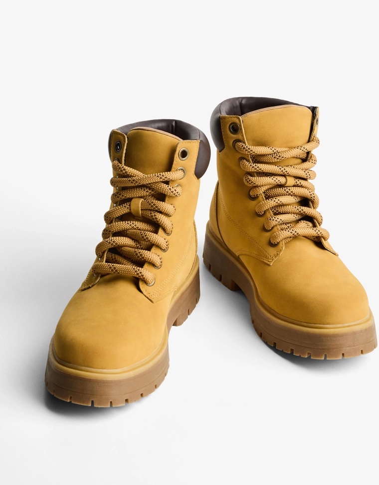 Ботинки с объемной мягкой деталью